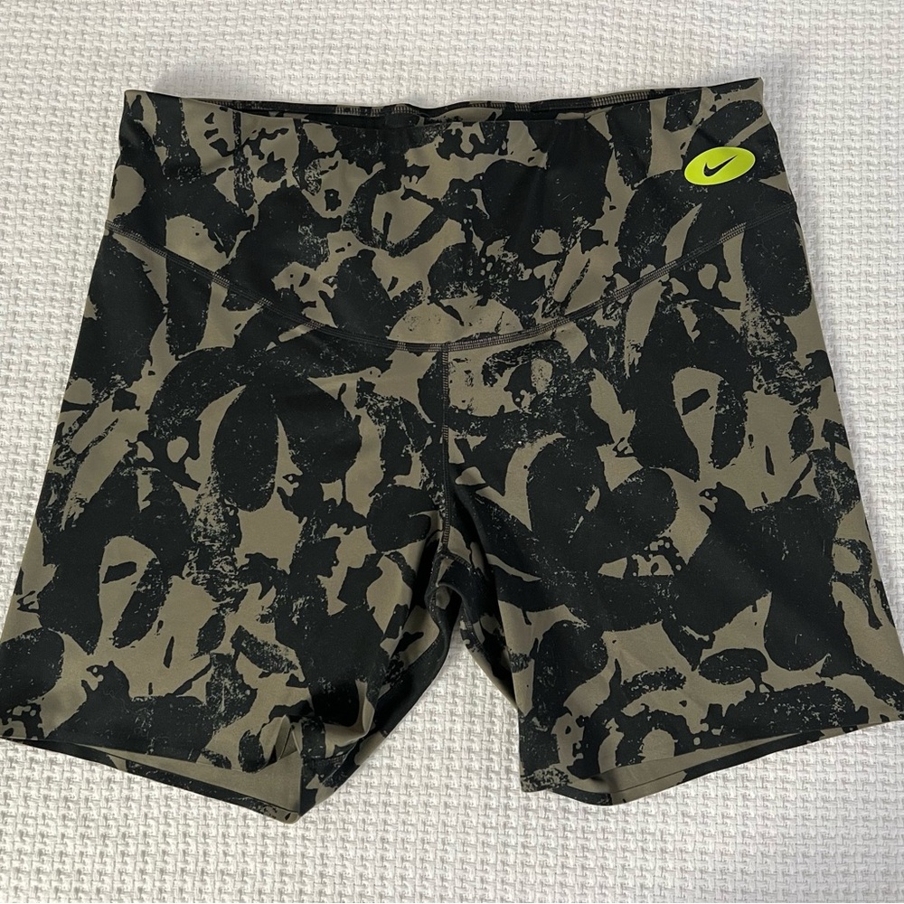 Nike One Luxe Icon Clash Women’s Training Shorts 1X Black & Green Camo Tight Fit